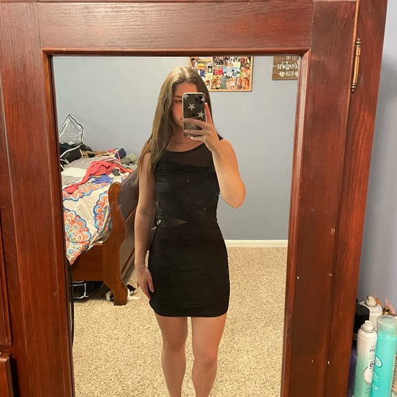 Tight black ruffled dress with mesh detail - Picture 2 of 6